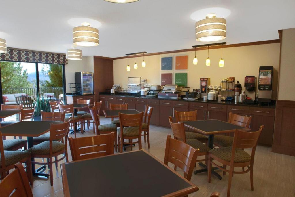 Quality Inn & Suites Доусънвил Екстериор снимка