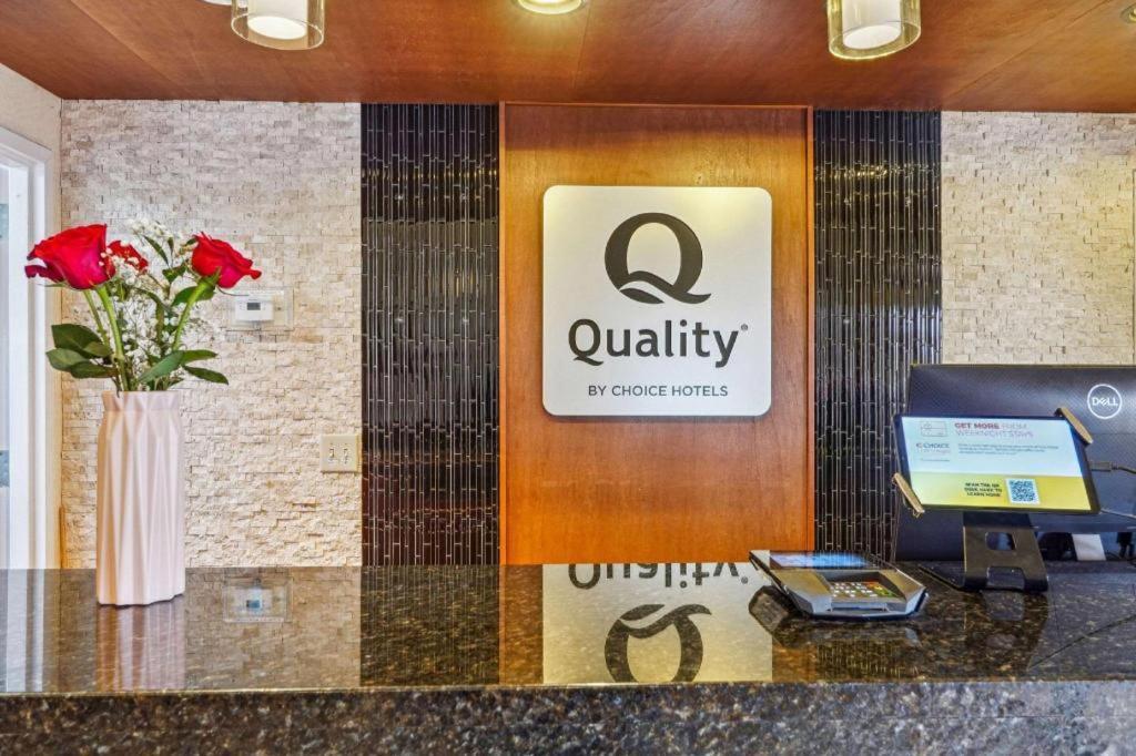 Quality Inn & Suites Доусънвил Екстериор снимка