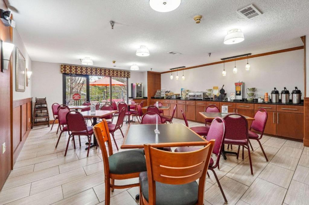 Quality Inn & Suites Доусънвил Екстериор снимка