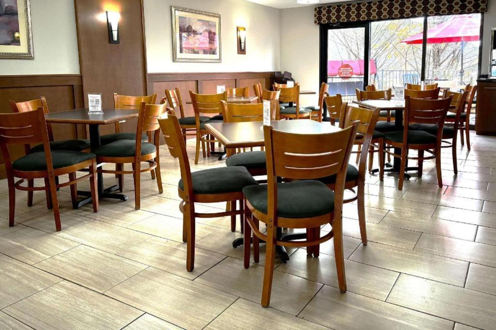 Quality Inn & Suites Доусънвил Екстериор снимка