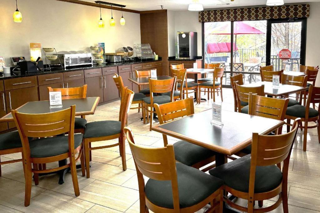Quality Inn & Suites Доусънвил Екстериор снимка